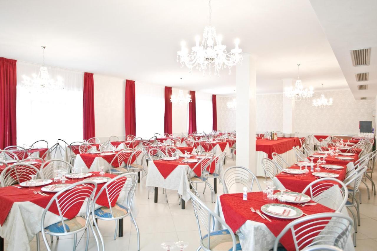Hotel Le Lune Гатео а Маре Екстериор снимка