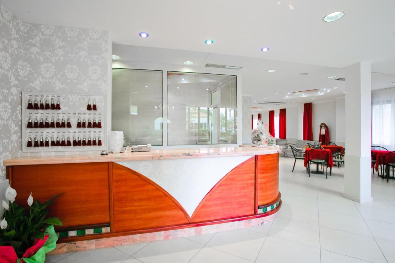 Hotel Le Lune Гатео а Маре Екстериор снимка