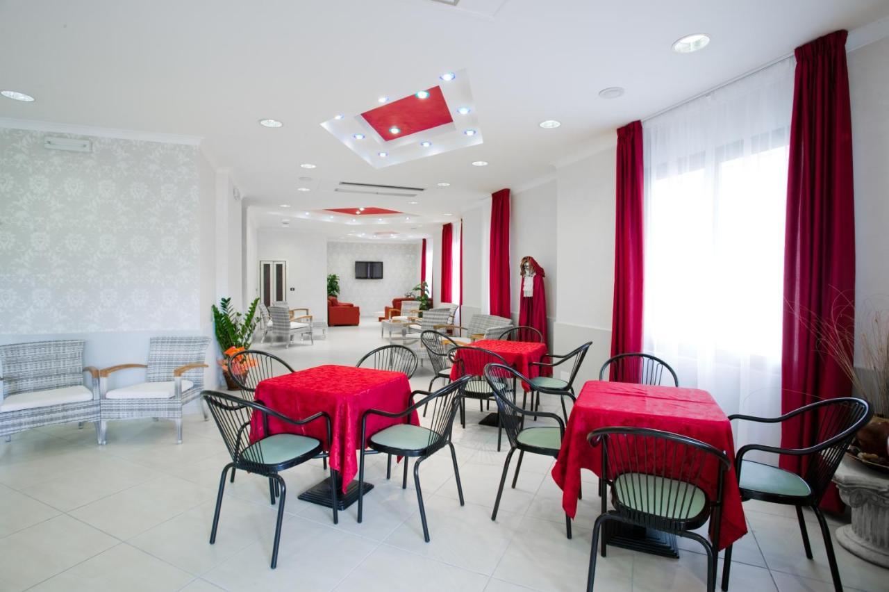 Hotel Le Lune Гатео а Маре Екстериор снимка