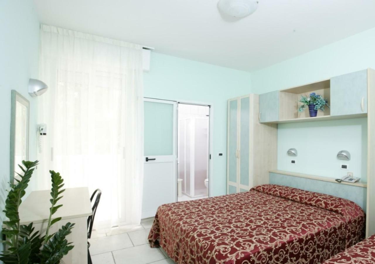 Hotel Le Lune Гатео а Маре Екстериор снимка