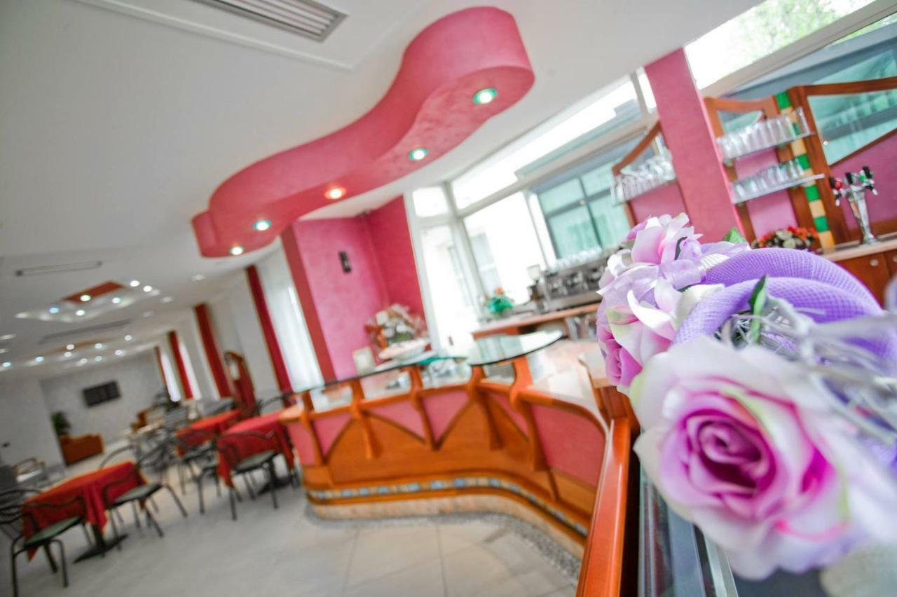 Hotel Le Lune Гатео а Маре Екстериор снимка