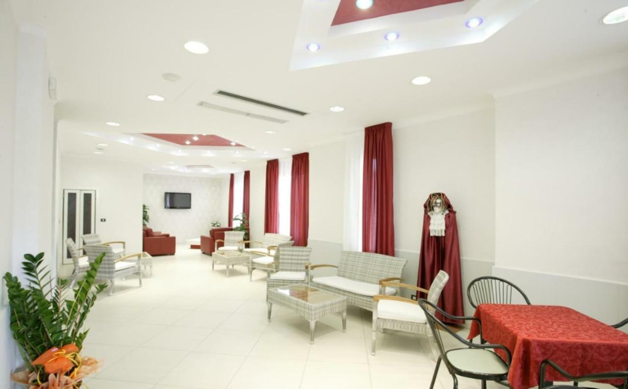 Hotel Le Lune Гатео а Маре Екстериор снимка